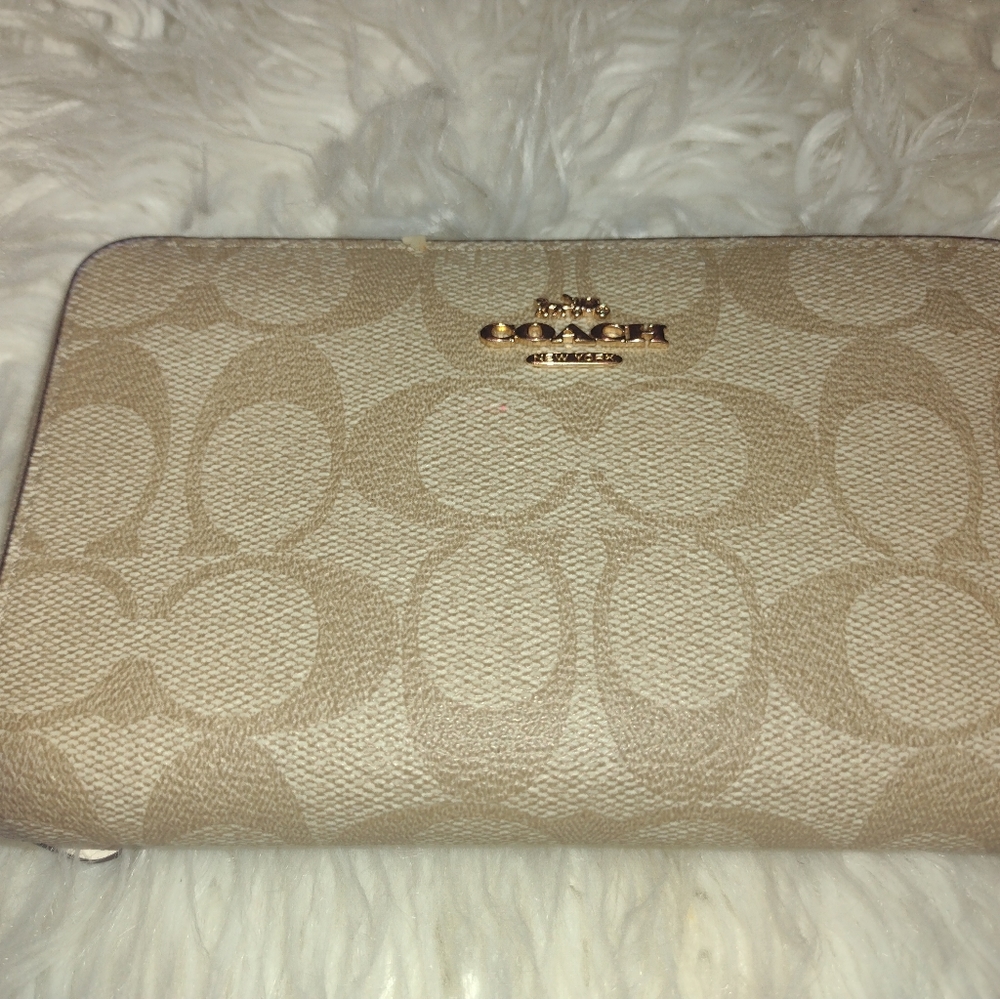 Coach Tan Wallet. - Picture 5 of 5